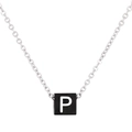 Collier en acier argenté avec un pendentif carré noir orné d'une lettre P blanche - Lettre P (KN238019-Z)