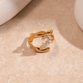 Macro dell'anello dorato in acciaio inossidabile con zircone su pietra naturale - Anello d'Oro con Zircone Rotondo Onda Irregolare (45#)
