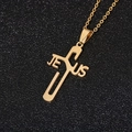 Vista macro detallada del colgante de cruz en acero dorado con diseño de letras JESUS - Oro de 18K / Dorado 1