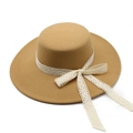 Elegante cappello boater in feltro color cammello con fiocco in pizzo bianco - M(56-58cm) / Cammello