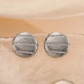 Silberne runde Ohrstecker mit strukturierter Oberfläche und drei Reihen funkelnder Zirkon-Steine - 9g/Paar / Silber Rund