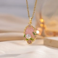 Colgante de flor esmaltada vintage francés con perla sobre base tallada rosa - Rosa
