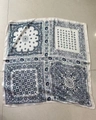 Carré de soie 70x70cm crème et bleu marine avec motif paisley et détail de logo - Unkut Paisley Bleu