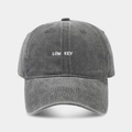 Détail de la broderie LOW KEY sur la casquette de baseball en coton délavé gris foncé - Réglable / Gris