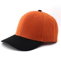 Detailopname van een tweekleurige baseballpet met oranje kroon en zwarte contrastkleurige klep - Zwarte Rand Karamel