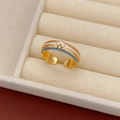 Vista macro de anillo chapado en oro de 18 quilates con esmalte azul y micro circonitas - Anillo Abierto Emblema de Flor de Lis / Dorado-Azul
