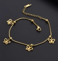 Detalle de pulsera dorada con cadena de caja, dijes de mariposa huecos y cuentas - Estilo de Mariposa Hueca (N309) / Pulsera de Oro