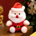 Schattige pluche Kerstman pop op hout met een feestelijke kerstboom op de achtergrond - 25cm (0.18kg) / Kerstman