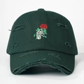 Detalle del bordado de mano con rosa y agujeros desgastados en gorra de béisbol verde - Talla única / Verde Oscuro