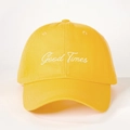 Détail de face d'une casquette de baseball jaune en coton avec broderie Good Times - Jaune Vif