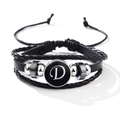 Classico bracciale in pelle nera multistrato con ciondolo in metallo lettera D - Lettera-D