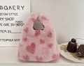 Détail du sac à main en peluche rose à cœurs avec une doublure à carreaux noirs et blancs - Petit Cœur Rose Clair