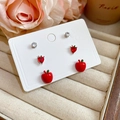 Primer plano de aretes de plata con manzana de esmalte rojo, corazón y circón blanco - Aguja Plateada N.° 4 Roja
