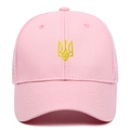 Pinkfarbene Mesh-Trucker-Mütze mit gelb besticktem ukrainischem Wappen auf der Front - 6-Panel Mesh Rosa