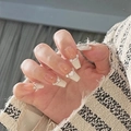 Vue détaillée d'ongles longs avec perles, cristaux et pointes blanches sur la main - Style avec Kit d'Outils / Perle Lisse (BY65)