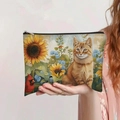 Détail de la trousse à maquillage en toile avec chat orange, tournesols et zip noir - Peinture de Chat Orange aux Tournesols (jiaying0019)