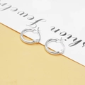 Detailaufnahme der S925-Punze auf minimalistischen Creolen aus echtem Sterling Silber - Schlichtes Silber (Keine Galvanisierung) / 13mm Außendurchmesser / Paar