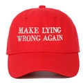 Dettaglio del ricamo bianco Make Lying Wrong Again su berretto in cotone rosso - Rosso