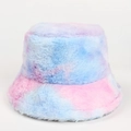 Dettaglio ravvicinato di un cappello a secchiello tie-dye in pelliccia sintetica rosa e blu - M（56-58cm） / Tie-dye Rosa Blu e Viola (8#)