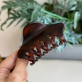 Détail de la pince à cheveux en résine écaille montrant la finition et les grandes dents - Marron Rougeâtre Mat