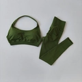 Dettaglio del set sportivo verde oliva con reggiseno a costine e leggings push-up - Taglia S / Top E Pantaloni / Verde oliva