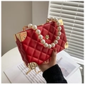 Borsa a scatola rossa trapuntata con manico di perle e decorazione a camelia dorata - Rosso