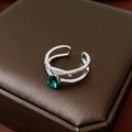 Detail eines silbernen zweilagigen offenen Rings mit grünem Edelstein auf Schmuckbox - Birnenform Edelstein Doppelschicht Offener Stil / Silber-Grün