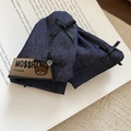 Detail der Haarklammer aus Denim mit Seifenschleife und Strass auf einem Buch - Denim/Legierung / Haarklammer - Blau - Schleife