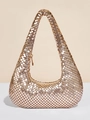 Detailansicht der champagnergoldenen Aluminiumplättchen an einer eleganten Hobo-Tasche - 26*3*33 / Gold