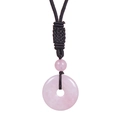 Dettaglio del pendente a ciambella in cristallo rosa con cordino nero intrecciato - Collana di Quarzo Rosa