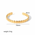 Brazalete abierto de acero inoxidable chapado en oro 18K con textura de escamas - Brazalete Abierto con Patrón de Concha (TB7030) / Dorado