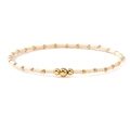 Minimalistisches Perlenarmband mit cremefarbenen Perlen und Goldakzenten im Stapel-Stil - Beige