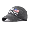 Dettaglio del ricamo 3D USA SPORTS e patch bandiera su cappellino in cotone lavato - Regolabile / Grigio Scuro Lavato