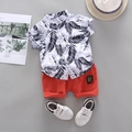Sommeroutfit für Jungen mit Palmenhemd, orangefarbenen Shorts und Turnschuhen - 80cm / Weiß