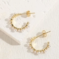 Pendientes de aro en C dorados bohemios con pequeñas y elegantes perlas blancas - Pendientes de Perlas en Forma de C (ES2152)