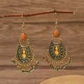 Boucles d'oreilles ethniques bronze avec pierres oranges, émail floral et pompons en perles - Or Antique avec Perles Orange (0535)