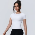 Detaillierte Nahaufnahme des weißen eng anliegenden Yoga-T-Shirts mit elastischem Stoff - S / Weiß
