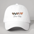 Dettaglio dello slogan Choose Happy e ricamo a cuore leopardato sul cappello di cotone bianco - Regolabile / Bianco