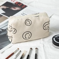 Detail der Cord-Kulturtasche mit Smiley-Stickerei und Make-up-Zubehörteilen - 16*7*9cm / Beige