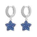 Detailaufnahme der silbernen Sternohrringe mit blau-weißen Zirkonia-Steinen im Pavé-Stil - Silberton Blauer Zirkon Stern