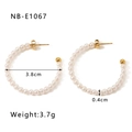 Dettaglio di orecchini a cerchio con perle da 3,8 cm placcati in oro 18k e misure - Orecchini a Cerchio Con Perle a C Grandi (NB-E1067)