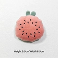 Detail eines Plüsch-Frucht-Accessoires mit Kernen und Blatt, Größe 9,5 x 8,5 cm - Original (Offener Rücken) / Wassermelone