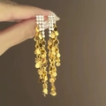Makroaufnahme von langen goldenen Quastenohrringen mit glitzernden Kristallen - Geometrischer Strass Quaste Stil (3# Silbernadel-Gold) / Gold