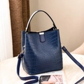 Dunkelblaue Kroko-Eimertasche mit goldenen Beschlägen und verstellbarem Schultergurt - Blau