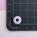 Makroaufnahme eines 1,2 cm großen Donut-Anhängers aus Harz mit lila Glasur auf einer Matte - 2*Lila Rosa Donut