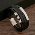 Detalle de pulsera multicapa de cuero trenzado negro con cierre magnético de metal plateado - Negro + Plata