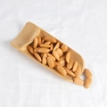 Mandorle artificiali realistiche con paletta in bambù su panno bianco piegato - Badam (500g)