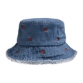 Bob en jean avec broderie de fraise rouge et bords effilochés sur fond blanc - Taille unique / Fraise Bleu Foncé