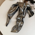 Détail du foulard léopard argenté métallisé Y2K avec une texture brillante et réfléchissante - Argent métallique