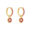 Gros plan détaillé de boucles d'oreilles dorées avec zircons roses et pendentifs fleurs - Fleur Or Rose